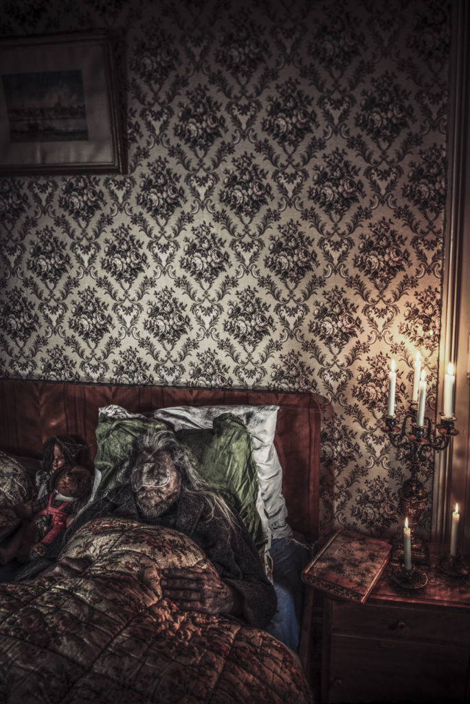 Peter Steinheisser fotografiert den Bildband "Do Not Open This Book"