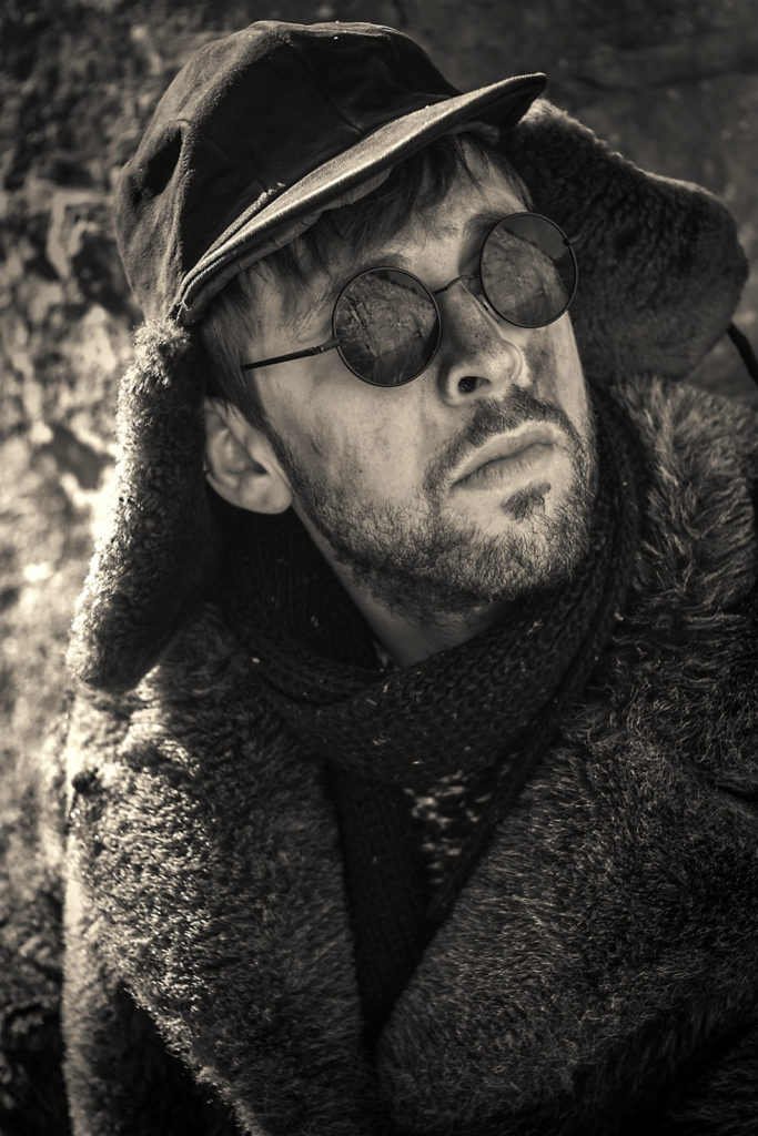 Peter Steinheisser fotografiert den Bildband "At the Mountains of Madness"