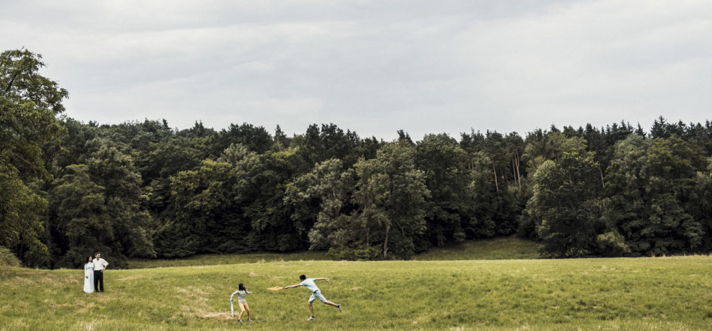 Peter Steinheisser fotografiert den Bildband "Schwaben"