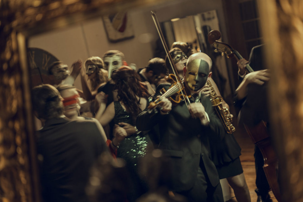 Peter Steinheisser fotografiert den Bildband "The Masque of the Red Death"