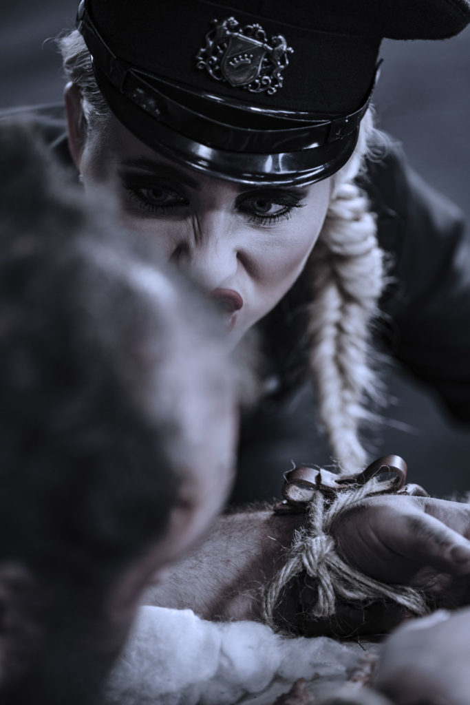 Peter Steinheisser fotografiert den Bildband "In der Strafkolonie"