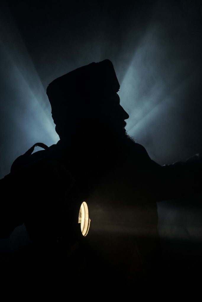 Peter Steinheisser fotografiert den Bildband "At the Mountains of Madness"