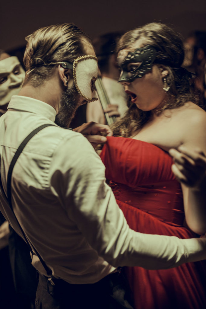 Peter Steinheisser fotografiert den Bildband "The Masque of the Red Death"
