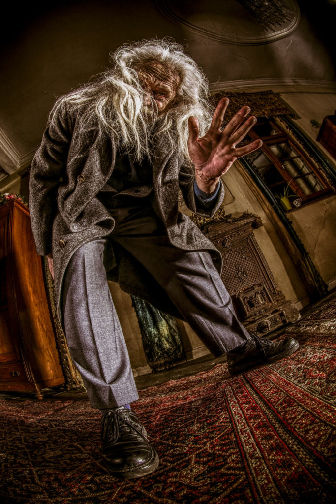 Peter Steinheisser fotografiert den Bildband "Do Not Open This Book"