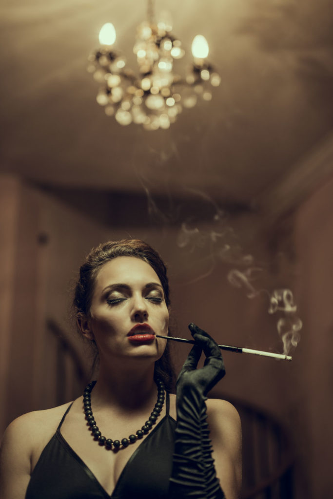 Peter Steinheisser fotografiert den Bildband "The Masque of the Red Death"