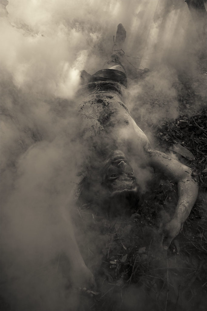 Peter Steinheisser fotografiert den Bildband "At the Mountains of Madness"
