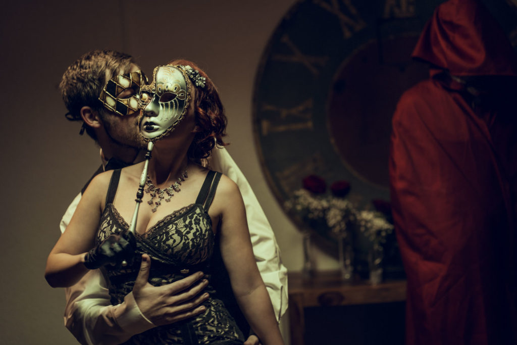 Peter Steinheisser fotografiert den Bildband "The Masque of the Red Death"