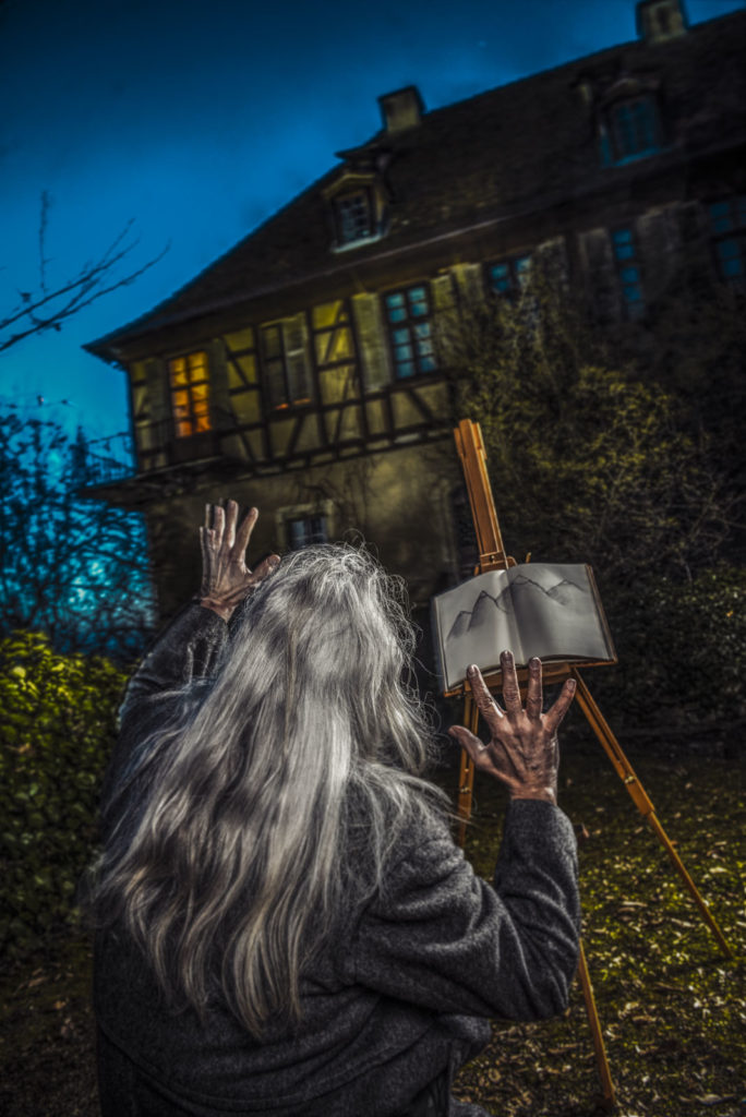 Peter Steinheisser fotografiert den Bildband "Do Not Open This Book"