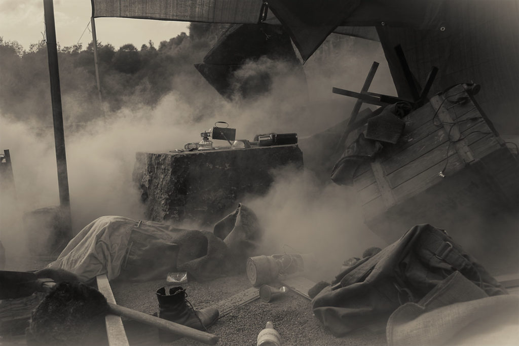 Peter Steinheisser fotografiert den Bildband "At the Mountains of Madness"