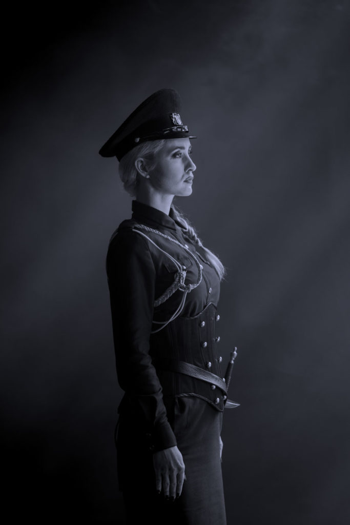 Peter Steinheisser fotografiert den Bildband "In der Strafkolonie"