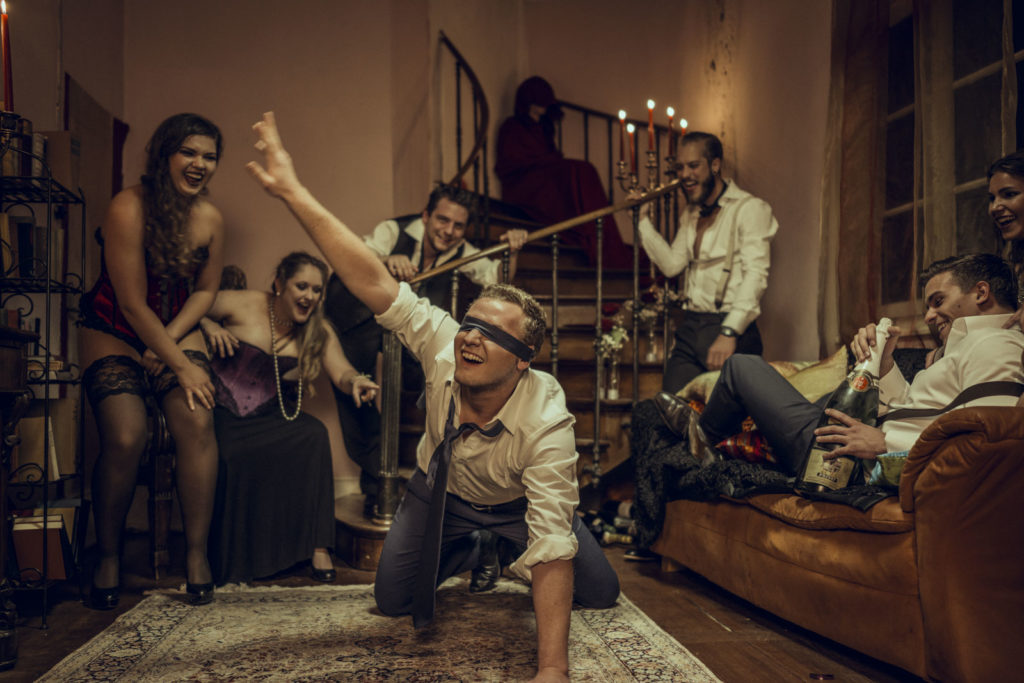 Peter Steinheisser fotografiert den Bildband "The Masque of the Red Death"