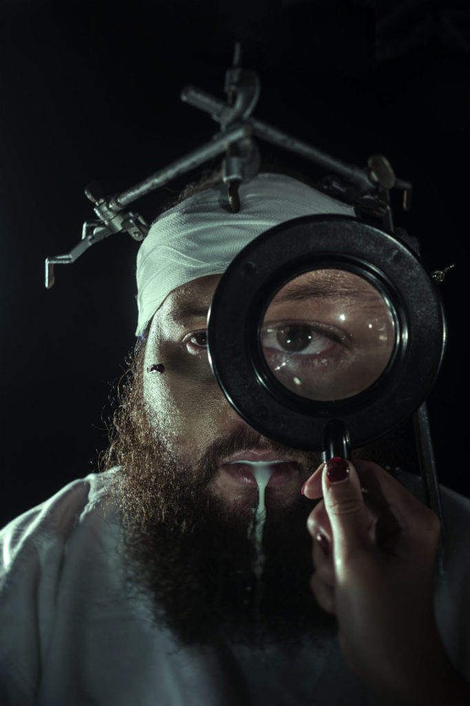 Peter Steinheisser fotografiert den Bildband "At the Mountains of Madness"