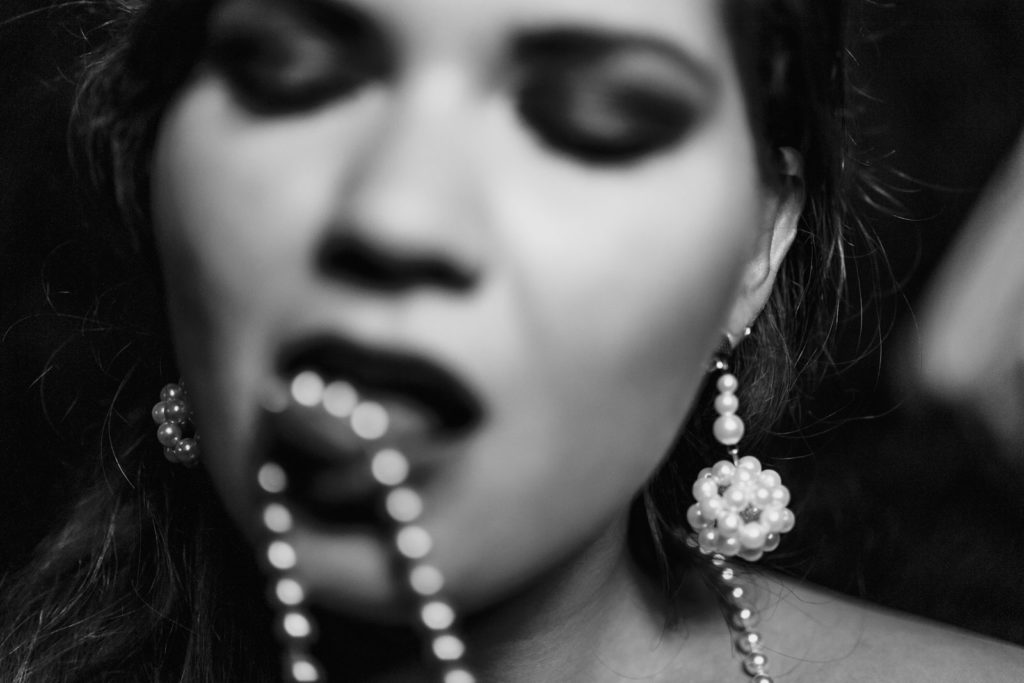 Peter Steinheisser fotografiert den Bildband "The Masque of the Red Death"