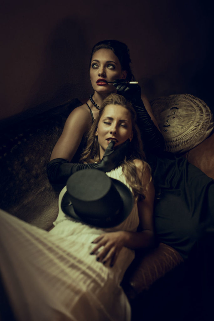 Peter Steinheisser fotografiert den Bildband "The Masque of the Red Death"