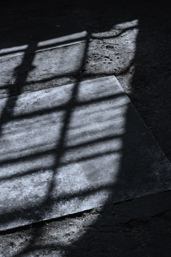 Peter Steinheisser fotografiert den Bildband "In der Strafkolonie"