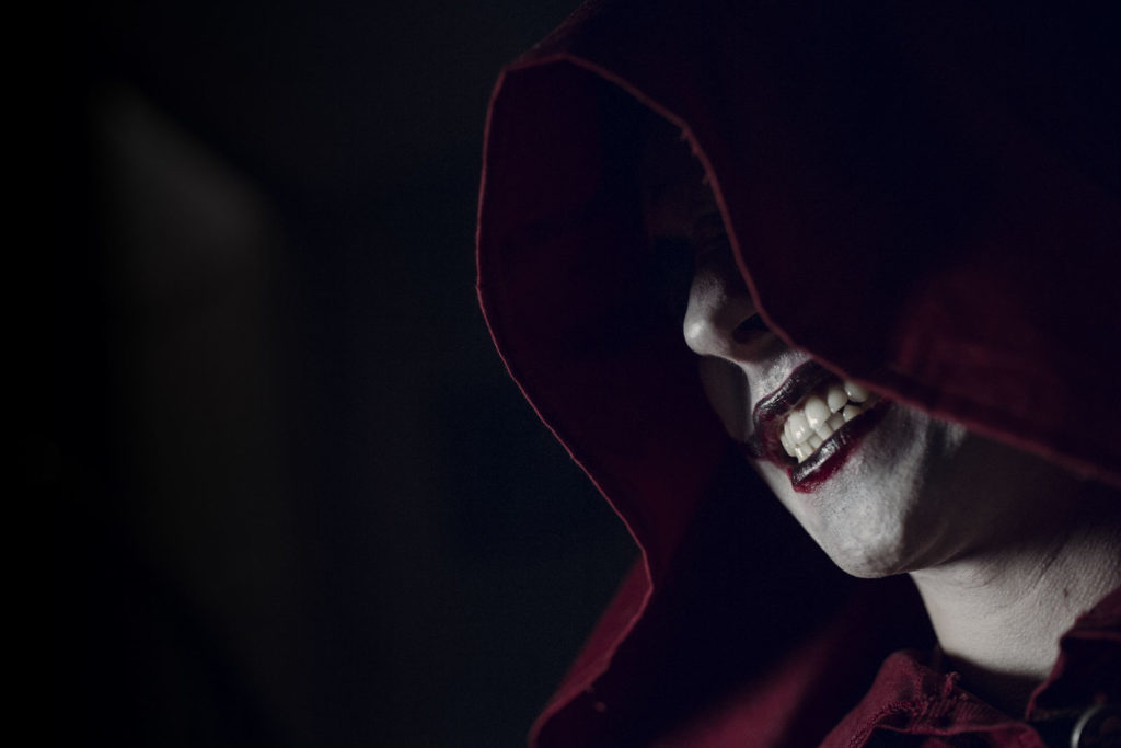 Peter Steinheisser fotografiert den Bildband "The Masque of the Red Death"