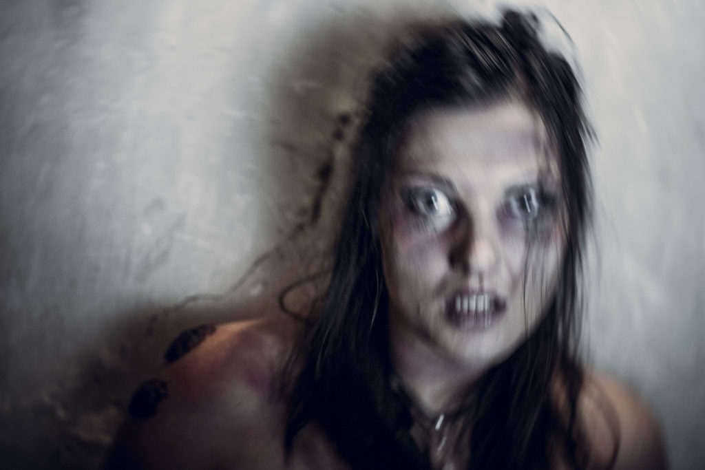 Peter Steinheisser fotografiert den Bildband "The Masque of the Red Death"