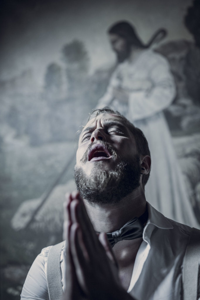 Peter Steinheisser fotografiert den Bildband "The Masque of the Red Death"