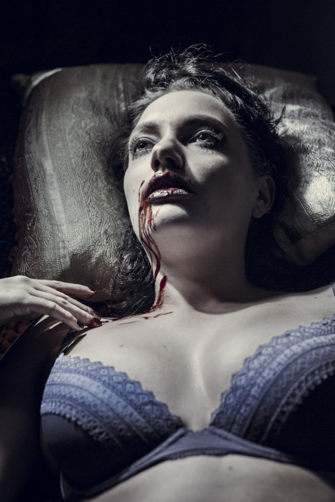 Peter Steinheisser fotografiert den Bildband "The Masque of the Red Death"