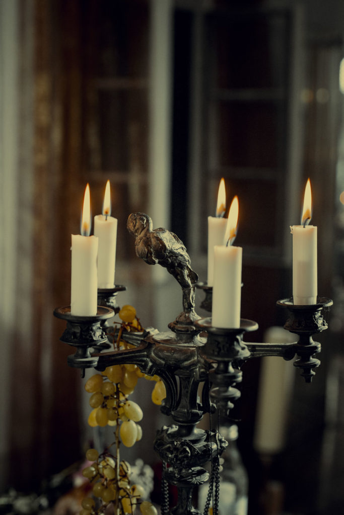 Peter Steinheisser fotografiert den Bildband "The Masque of the Red Death"