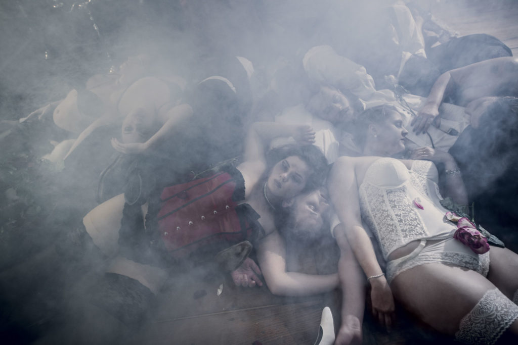 Peter Steinheisser fotografiert den Bildband "The Masque of the Red Death"