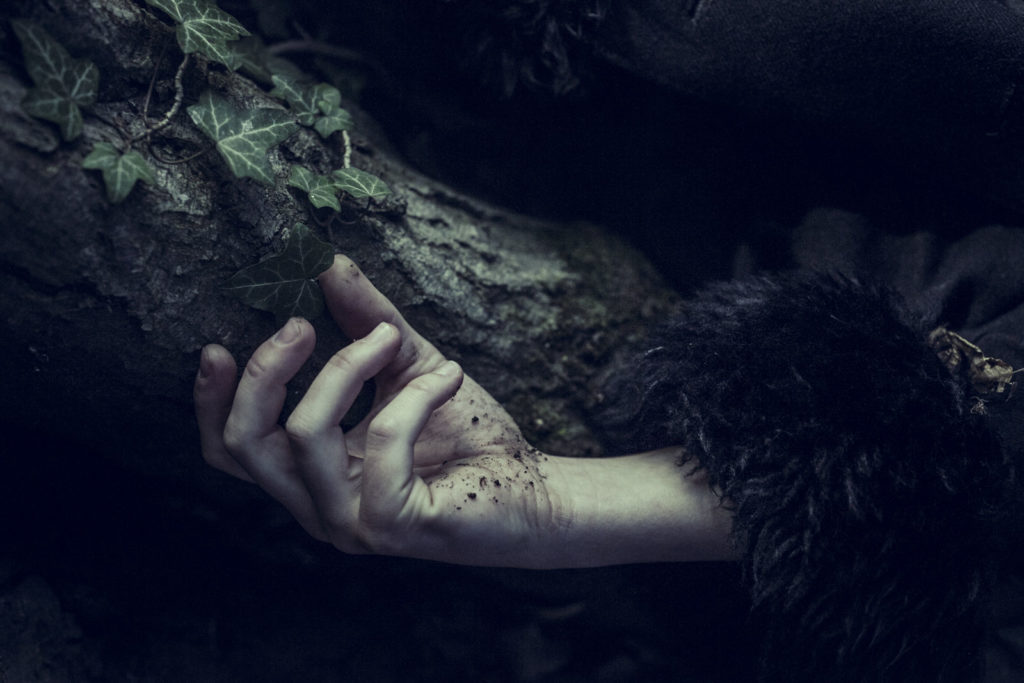 Peter Steinheisser fotografiert den Bildband "The Masque of the Red Death"
