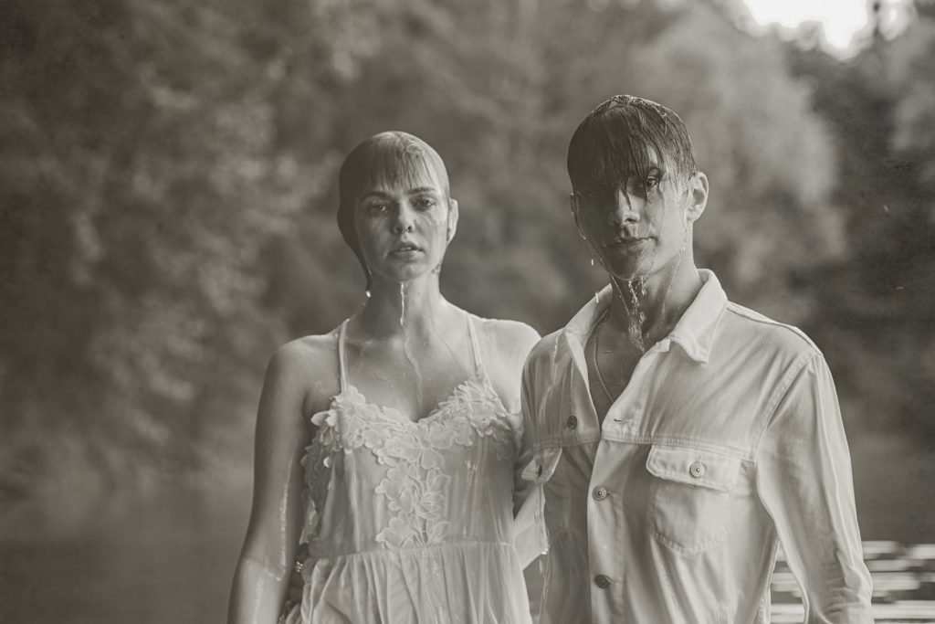 Peter Steinheisser fotografiert Portraits an einem See